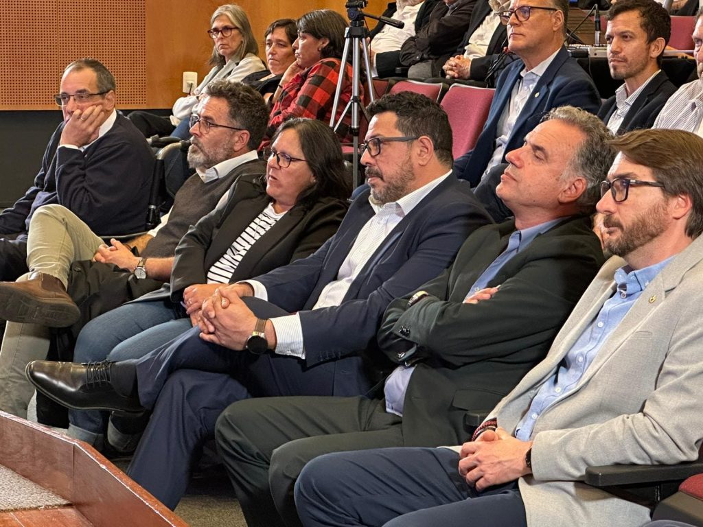 El presidente Yamandú Orsi y autoridades de gobierno presentes en el lanzamiento. Foto Comunicación 1001.
