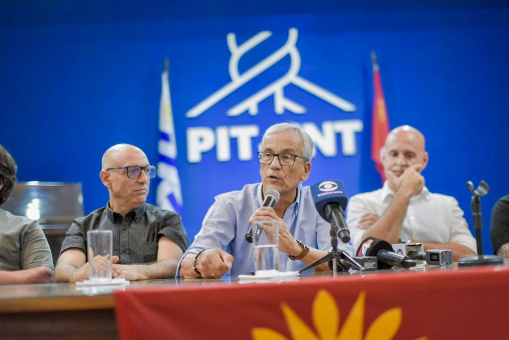 Ministro Juan Castillo toma la palabra durante la firma del convenio colectivo. Foto: Diego Rodríguez