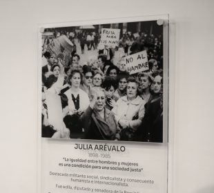 Placa en homenaje a Julia Arévalo en el hall de los Consejos de Salarios. Foto: Comunicación MTSS