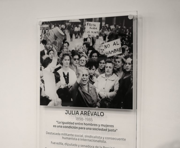 Placa en homenaje a Julia Arévalo en el hall de los Consejos de Salarios. Foto: Comunicación MTSS
