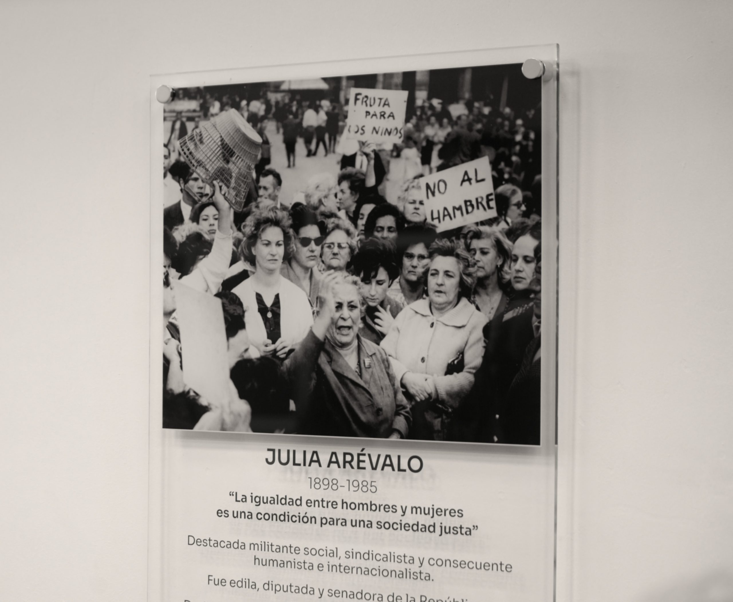 Placa en homenaje a Julia Arévalo en el hall de los Consejos de Salarios. Foto: Comunicación MTSS