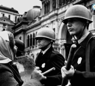 Madres de Plaza de Mayo reclamando por sus hijos desasparecidos durante la dictadura argentina.