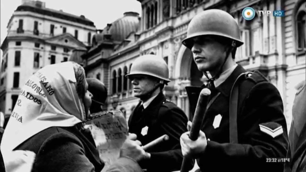 Madres de Plaza de Mayo reclamando por sus hijos desasparecidos durante la dictadura argentina.